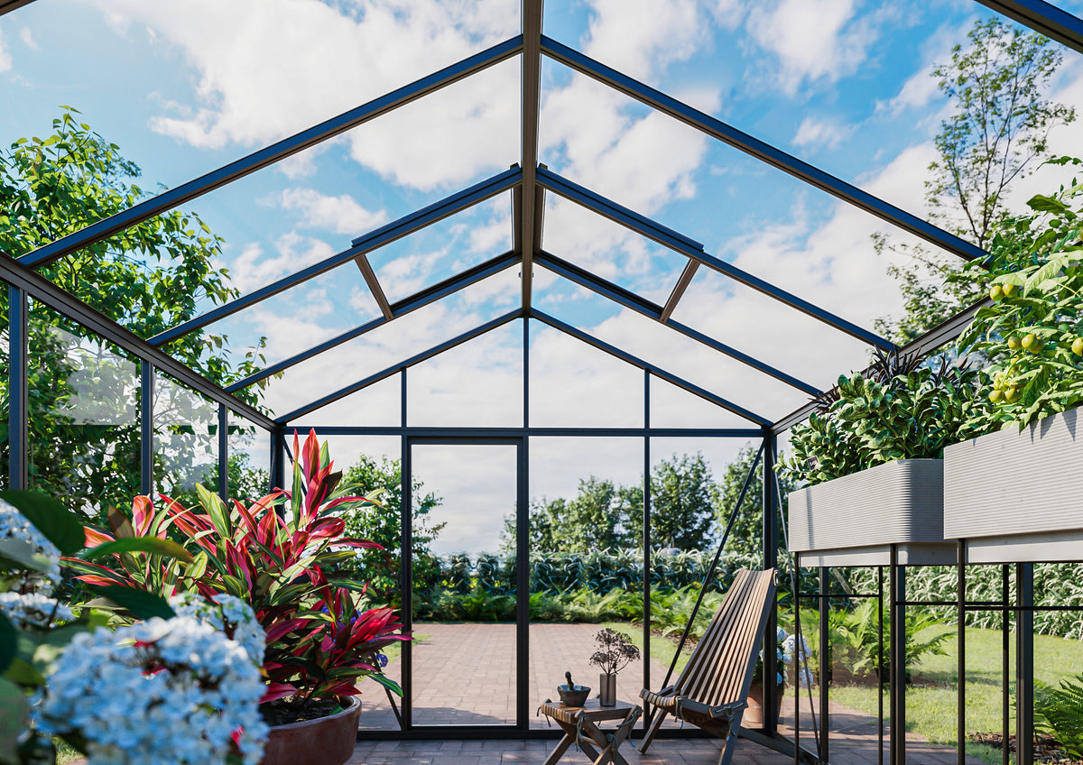 Ein Gewächshaus, das zum Garten gehört.